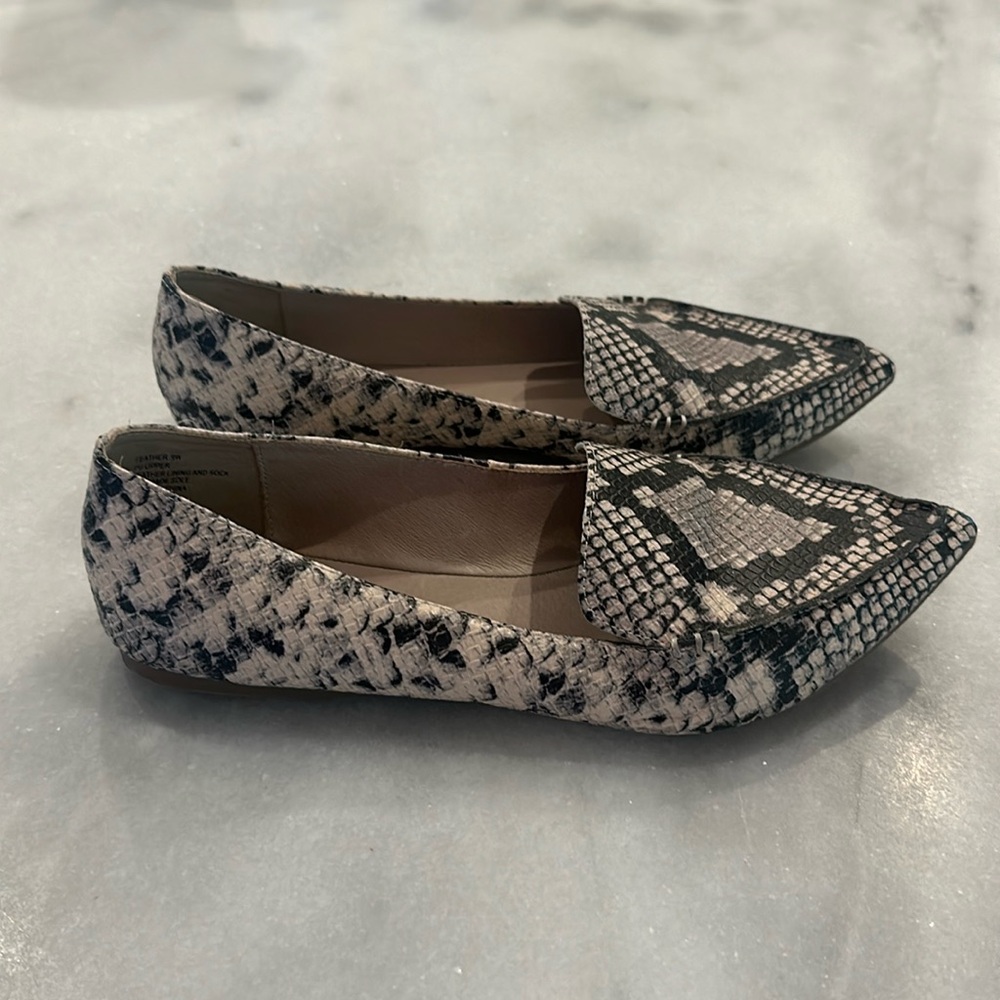 Steve Madden snake skin flats size 9W